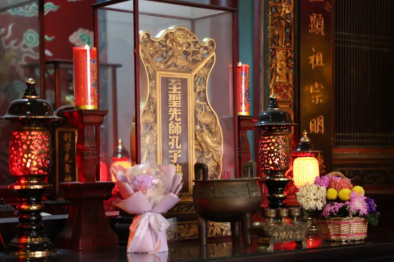 至聖先師孔子神位前的燭火、香爐與鮮花。