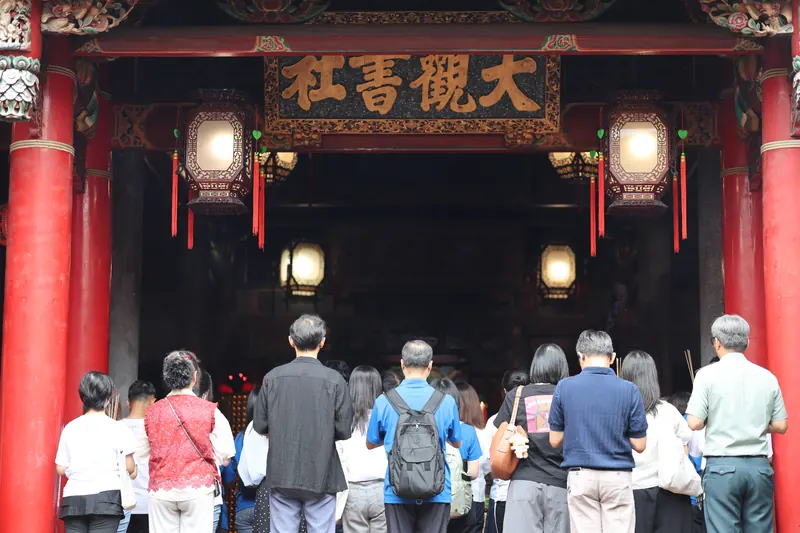 師生面向書社的背影,一同留下祈福的心意。