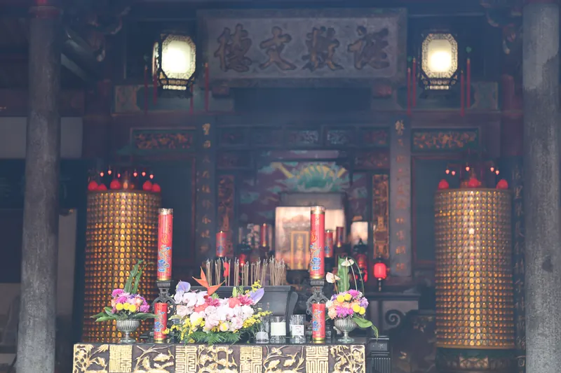 香爐、鮮花與點點燈光，留下祈福後的靜謐。