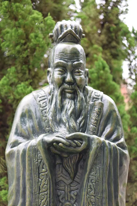 綠意環繞中的孔子雕像。